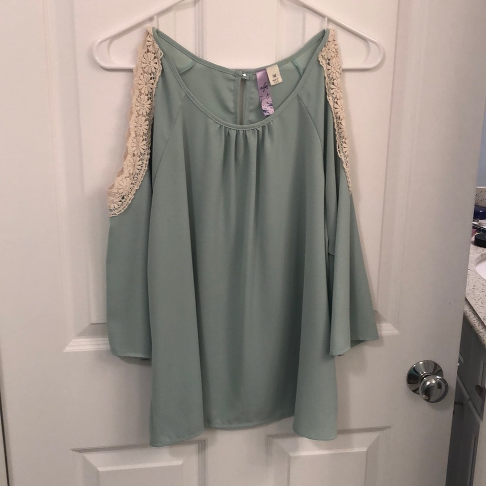 Medium shoulder less top